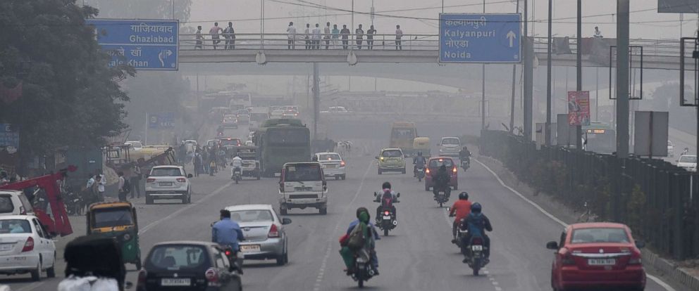 india-pollution-highway-gty-171107_12x5_992