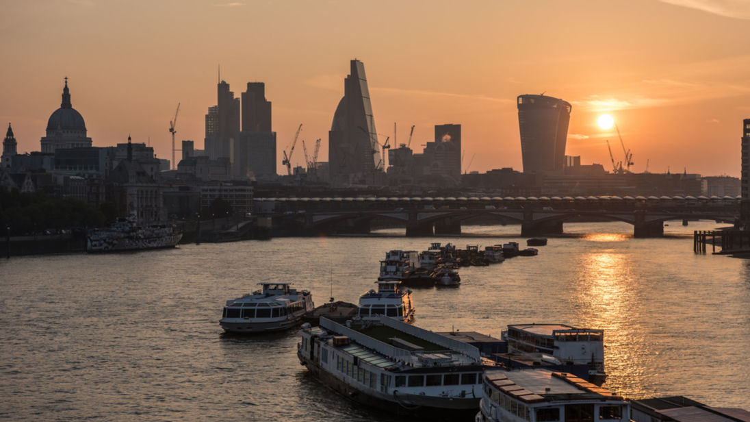the-city-london-skyline-sunrise_4137649